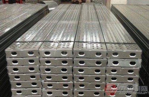 鋼管架子用鋼踏板比用木踏板、竹踏板安裝方便