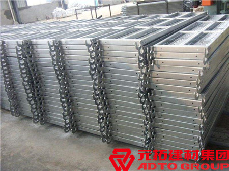 鋼跳板規(guī)格型號(hào)有幾種？鋼跳板生產(chǎn)廠家電話是多少？